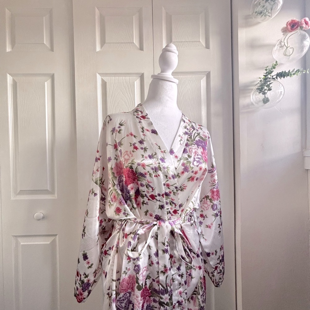Floral White and Pink Robe - Picture 4 of 4